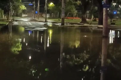 Avenida Guaíba, na Zona Sul, ficou alagada<!-- NICAID(16070045) -->