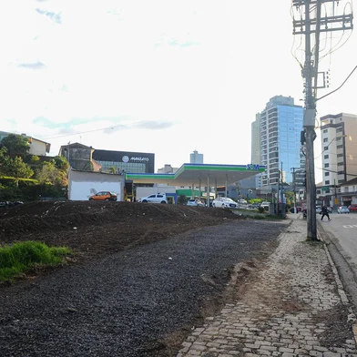 CAXIAS DO SUL, RS, BRASIL, 31/05/2023. Após manutenção de galeria, prefeitura de Caxias prevê tanque de retenção pluvial em área da Avenida São Leopoldo. (Bruno Todeschini/Agência RBS)Indexador: BTK<!-- NICAID(15443129) -->
