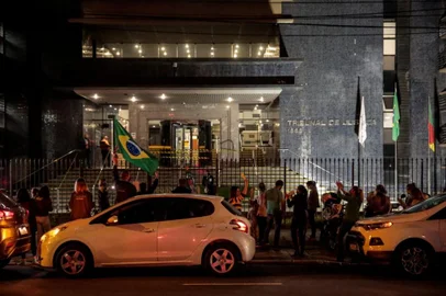 ** EM BAIXA** PORTO ALEGRE, RS, BRASIL - 26.04.2021 - Protesto em frente ao TJ. (Foto: Marco Favero/Agencia RBS)<!-- NICAID(14767134) -->