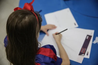 GRAVATAÍ, RS, BRASIL - 2024.04.23 - O Sesi-RS realiza ações para marcar a Semana da Leitura, em alusão ao Dia Mundial do Livro que é celebrado em 23 de abril. Crianças das turmas de Contraturno e Educação Infantil fantasiadas de personagens clássicos da literatura infantil e escrevem cartas para crianças de escolas públicas de diversas partes do RS. (Foto: André Ávila/ Agência RBS)Indexador: Andre Avila<!-- NICAID(15743132) -->