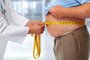 Doctor measuring obese man stomach.14/06/2021 -Obesidade masculina, barriga, cintura, medida.  Foto: Kurhan / stock.adobe.comFonte: 97697229<!-- NICAID(14808832) -->