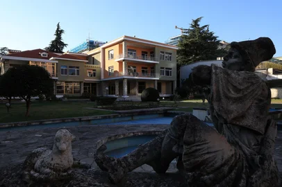 The sculpture of a young pastor in folk costume adorns the courtyard of the  the villa of former Albanian communist dictator Enver Hoxha in Tirana on February 5, 2025. In the middle of Albania's capital, the villa of its former dictator is set to welcome young artists from around the world, marking the latest step in the country's transition from its hermetic past to a rapidly evolving future. (Photo by Adnan Beci / AFP)Editoria: ACELocal: TiranaIndexador: ADNAN BECISecao: culture (general)Fonte: AFPFotógrafo: STR<!-- NICAID(15975423) -->