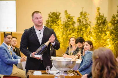 Luis Gustavo da Silva Buske vence concurso Melhor Sommelier do RS pelo segundo ano consecutivo<!-- NICAID(15447944) -->
