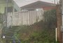 Mulher de 32 anos é morta a facadas e encontrada na porta de casa, em Caxias