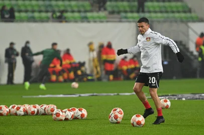 Leverkusen's Chilean midfielder Charles Aranguiz warms up prior the UEFA Europa League first round Group G football match between Ferencvaros TC and Bayer 04 Leverkusen in Budapest, Hungary on December 9, 2021. (Photo by Attila KISBENEDEK / AFP)Editoria: SPOLocal: BudapestIndexador: ATTILA KISBENEDEKSecao: soccerFonte: AFPFotógrafo: STR<!-- NICAID(15134751) -->