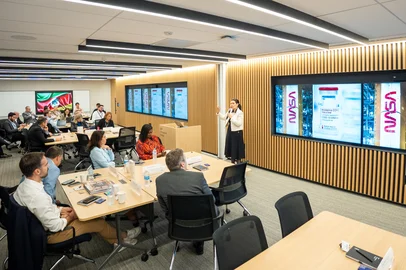 NOVA YORK, EUA – 15.05.2025 – O governador Eduardo Leite participou de reunião no IBM Innovation Studio, em Nova York, para conhecer soluções tecnológicas voltadas ao setor público. A agenda incluiu tour pelo centro de inovação da empresa, apresentações sobre computação quântica, inteligência artificial, automação e resiliência governamental, além da  de protocolo de intenções com o Governo do RS.<!-- NICAID(16037788) -->