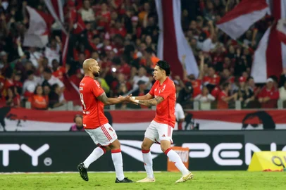 Rodrigo Moledo (E) e Nico Hernández (D), dupla de zaga do Inter, pode receber mais um companheiro de posição em breve, pois direção avalia reforçar setor defensivo<!-- NICAID(15492584) -->