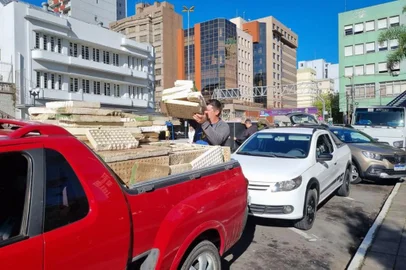 Um drive-thru de coleta de resíduos para reciclagem recolheu dois caminhões cheios de materiais na manhã deste domingo (2), em Caxias do Sul. A ação, realizada na rua Sinimbu, em frente à praça Dante Alighieri, foi organizada pelo coletivo Caxias Lixo Zero, que representa a ONG Instituto Lixo Zero Brasil na cidade. Os materiais recolhidos são resíduos especiais e perigosos, que precisam de destinação especial, ou resíduos de difícil reciclabilidade, que não são reciclados pela coleta comum.<!-- NICAID(15392261) -->