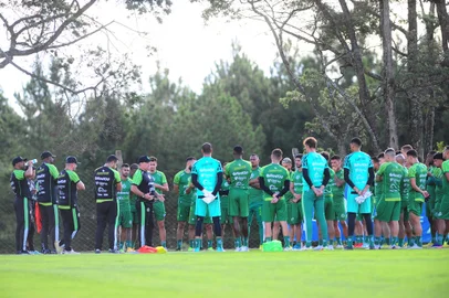CAXIAS DO SUL, RS, BRASIL, 10/04/2023. Treino do Juventude no Centro de Formação de Atletas e Cidadãos (Cfac). O Ju se prepara para a estreia na Série B do Campeonato Brasileiro 2023. Na foto, técnico Pintado conversando com jogadores. (Porthus Junior/Agência RBS)Indexador:                                 <!-- NICAID(15399144) -->