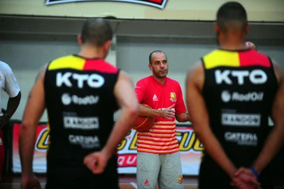 CAXIAS DO SUL, RS, BRASIL, 17/12/2020. Treino do KTO/Caxias do Sul Basquete no ginásio do Vascão. A KTO está disputando o NBB 2020.  Na foto, técnico Rodrigo Barbosa conversa com a equipe.  (Porthus Junior/Agência RBS)<!-- NICAID(14671494) -->