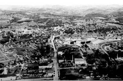 CAXIAS DO SUL, RS, BRASIL  (01/07/2014) Fotos aereas  e de locais tradicionais de Caxias do Sul. Coleção Hildo Boff. Memória 114. Na foto, vista do bairro rio Branco, percebendo-se a chaminé da vinícola Mosele e ao centro a avenida Rio Branco.<!-- NICAID(10634187) -->