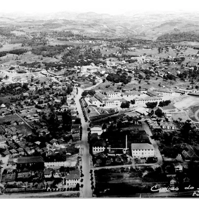 CAXIAS DO SUL, RS, BRASIL  (01/07/2014) Fotos aereas  e de locais tradicionais de Caxias do Sul. Coleção Hildo Boff. Memória 114. Na foto, vista do bairro rio Branco, percebendo-se a chaminé da vinícola Mosele e ao centro a avenida Rio Branco.<!-- NICAID(10634187) -->