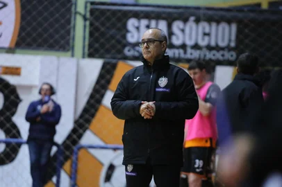 ACBF em jogo realizado em Carlos Barbosa. Na foto, técnico Peri Fuentes.<!-- NICAID(16075020) -->