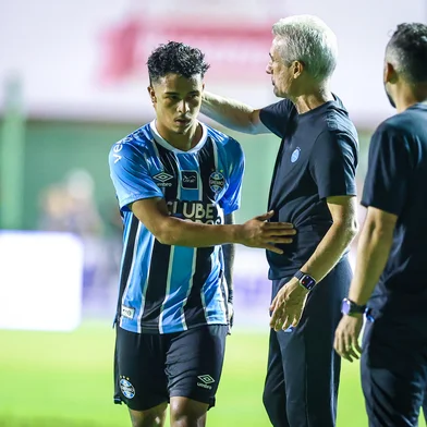 RS - FUTEBOL/CAMPEONATO GAUCHO 2026 /GREMIO X AVENIDA - ESPORTES - Lance da partida entre Gremio e Avenida disputada na noite deste sabado no EstÃ¡dio dos Eucaliptos, em Santa Cruz do Sul, valida pela semifinal do Campeonato Gaucho 2026. Na foto, Roger (E) e Luís Castro (D). FOTO: LUCAS UEBEL/GREMIO FBPA<!-- NICAID(16201864) -->