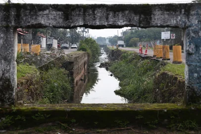 Cachoeirinha, RS, Brasil Taludes do arroio inho em cachoeirinha desmoronaram há mais de um ano e erosão segue aumentando oferecendo risco aos moradores.Fotos Jonathan Heckler<!-- NICAID(16052158) -->