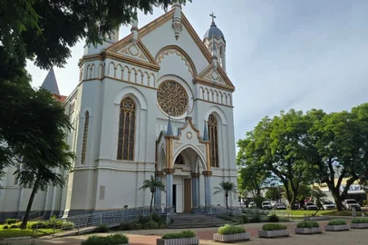 Imagens da casa paroquial e paróquia de Três de Maio.<!-- NICAID(16225484) -->