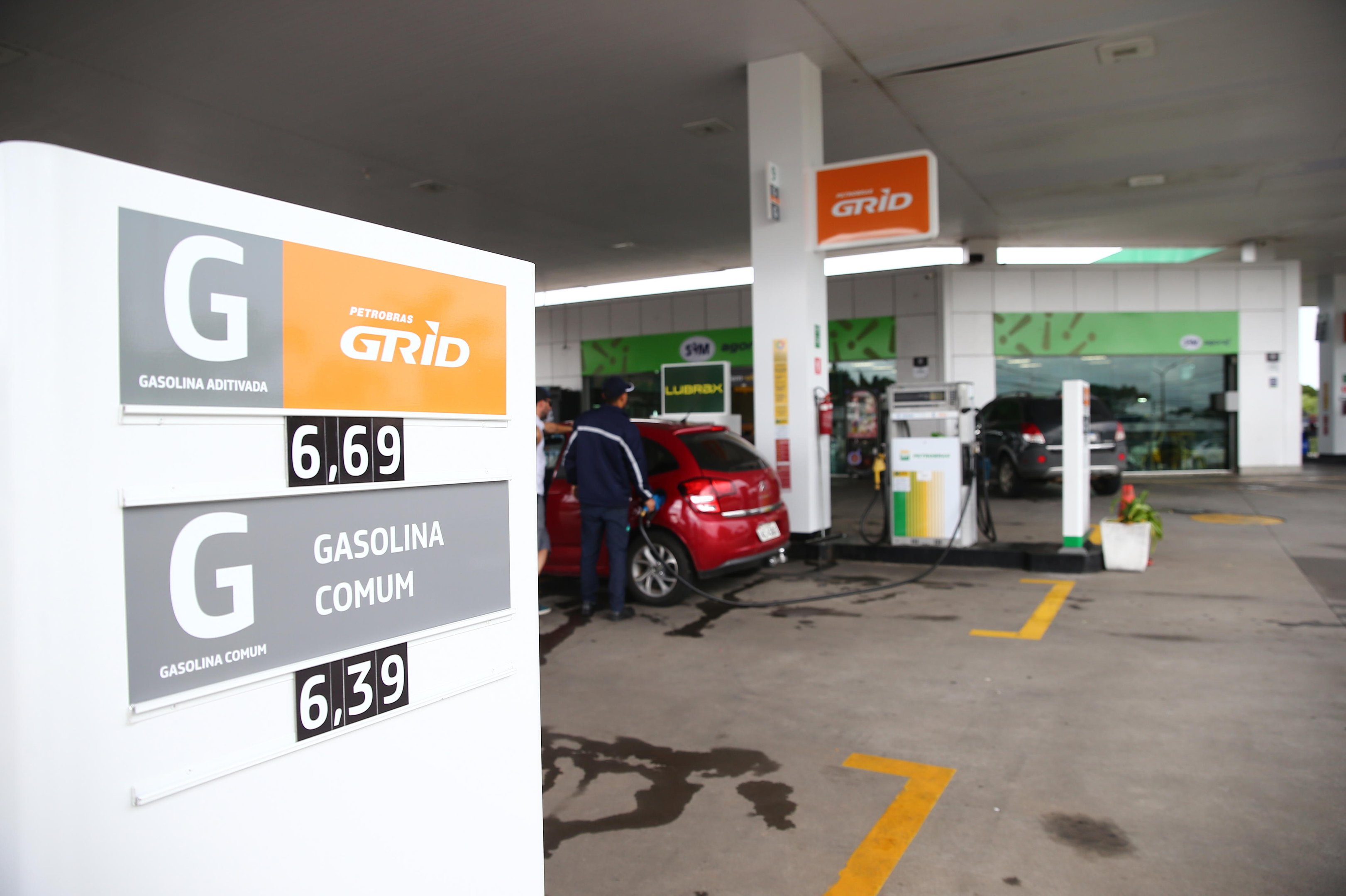 Redu&ccedil;&atilde;o anunciada pela Petrobras, por enquanto, n&atilde;o teve reflexo no pre&ccedil;o da gasolina comum em Caxias