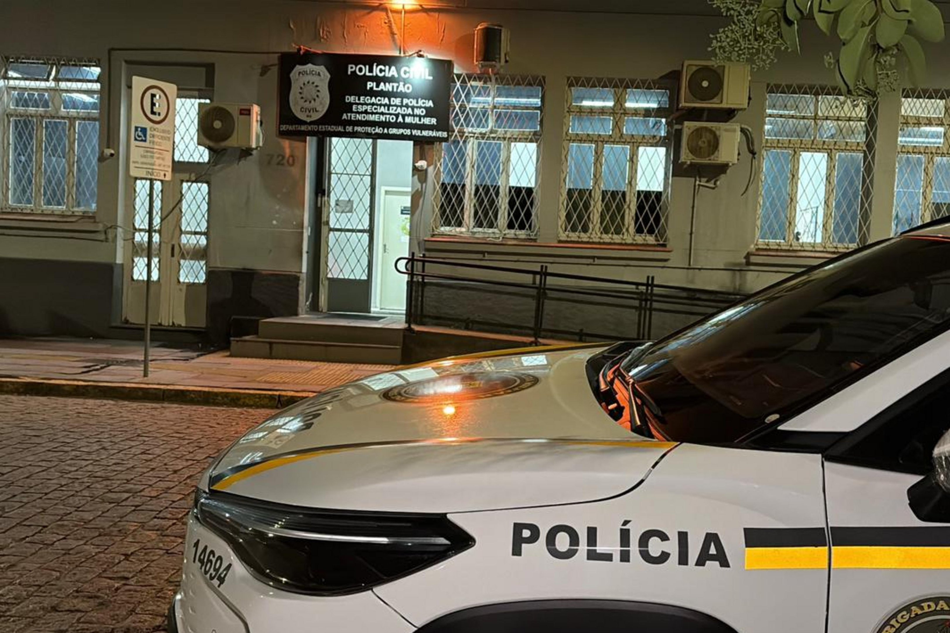 Homem &eacute; preso ap&oacute;s invadir casa e esfaquear ex-companheira e amiga dela em Porto Alegre