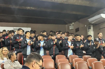 Manifestação contra cortes no Fiesporte suspende sessão na Câmara de Caxias<!-- NICAID(16007582) -->