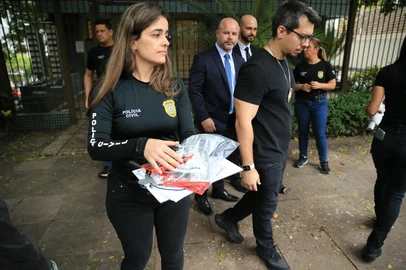 Ex-professor de universidade gaúcha é preso por suspeita de crimes sexuaisConrado Paulino foi desligado da Fundação Escola Superior do Ministério Público (FMP).Buscas na residência do professor.<!-- NICAID(16138428) -->