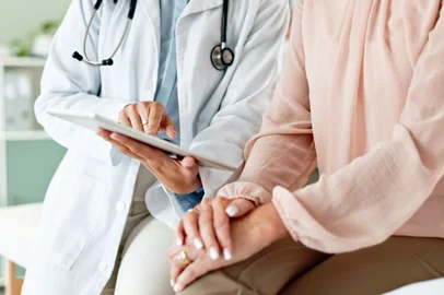 Clinic, tablet and hands of doctor with patient for consulting, medical service and help in hospital. Healthcare, telehealth and people on digital tech for diagnosis, online results and insuranceConceito de consulta médica - Foto: HockleyMedia24/peopleimages.com/stock.adobe.comIndexador: Yuri Arcurs peopleimages.comFonte: 842309826<!-- NICAID(15927704) -->