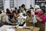 "Quero montar meu próprio negócio": curso de costura ajuda imigrantes a empreender em Porto Alegre 