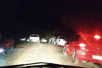 Brigada Militar interrompe festa com cerca de 800 pessoas no interior de Flores da Cunha<!-- NICAID(14825140) -->