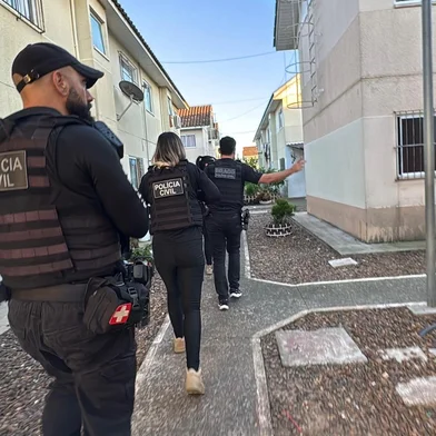 A Polícia Civil fez uma operação contra roubos de veículos em Alvorada e Viamão, na Região Metropolitana, na manhã desta quarta-feira (15.10.2025). Foram cumpridos nove mandados de busca e apreensão e oito de prisões cautelares. Até às 8h, seis pessoas haviam sido presas.<!-- NICAID(16146570) -->