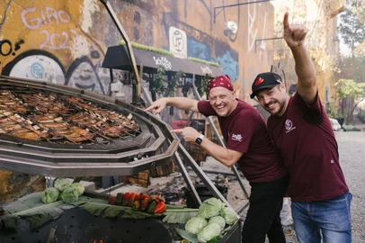 Daniel Scheere Viapiana (à esquerda) e Maurício Della Giustina (à direita), sócios da Scheer Churrasqueiras. <!-- NICAID(15720498) -->