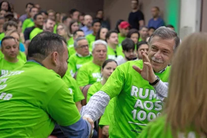 Evento "Rumo aos 100% do Plano de Governo" do PSDB de Caxias do Sul. Na foto, o prefeito Adiló Didomenico cumprimenta filiados.<!-- NICAID(15621976) -->
