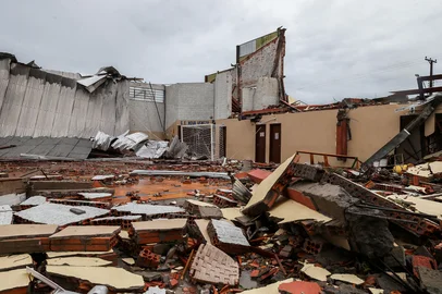 Neimar De Cesero / Agencia RBS FLORES DA CUNHA, RS, BRASIL, 09/12/2025. Alfredo Chaves contabiliza prejuízos após a passagem do ciclone tropical, que afetou áreas urbanas e rurais do município. (Neimar De Cesero/Agência RBS)Indexador: Neimar De Cesero<!-- NICAID(16183240) -->