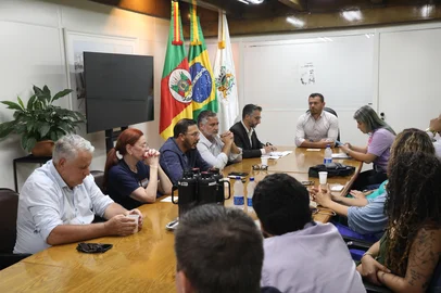 Presidente da Câmara recebe integrantes da bancada gaúcha na Câmara dos Deputados. Deputado federal Paulo Pimenta e deputada federal Denise Pessoa foram recebidos pelo presidente Wagner Petrini e por grupo de vereadores<!-- NICAID(16210995) -->
