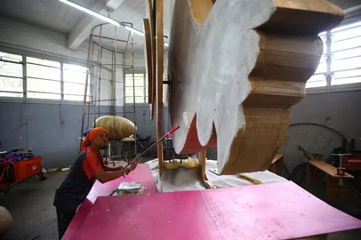 CAXIAS DO SUL, RS, BRASIL, 12/02/2026. 35ª Festa Nacional da Uva - Desfile da Festa da Uva terá como centro da narrativa um grande filó, com três carros alegóricos e onze alegorias. Estreia está marcada para 19 de fevereiro, na Rua Sinimbu. Trabalhos de produção das alegorias são finalizados na Maesa. (Porthus Junior/Agência RBS)<!-- NICAID(16224554) -->
