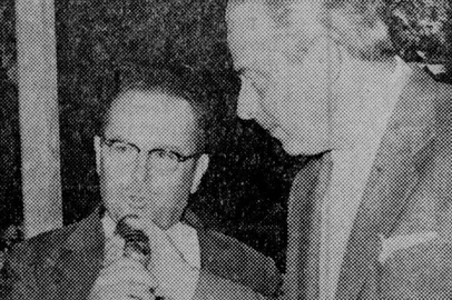 Jornal Pioneiro / reprodução Com o patrocínio da lendária Cervejaria Leonardelli, a Rádio Caxias estreou em 14 de abril de 1957 uma atração dominical que buscava turbinar as vendas e fidelizar consumidores das cervejas, chopes, refrigerantes e gasosas produzidas na empresa. Era o Festival Pérola, mix de programa de auditório e de rua, em que os “Comandos Pérola” circulavam pela cidade e premiavam quem possuísse alguma bebida da marca em casa. Realizada nas dependências do Cine Imperial e sob o comando de Nestor Rizzo, a atração teve estreia destacada pelo Pioneiro em sua edição de 20 de abril de 1957.Na foto: Nestor Rizzo (D) e Guerino Costi, quando, ao microfone da Rádio Caxias, cumprimentava os contemplados pelo Festival Pérola .<!-- NICAID(15586725) -->