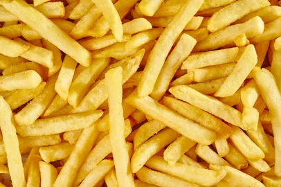 Batatas fritas espalhadas  Fonte: 84587219<!-- NICAID(15156496) -->