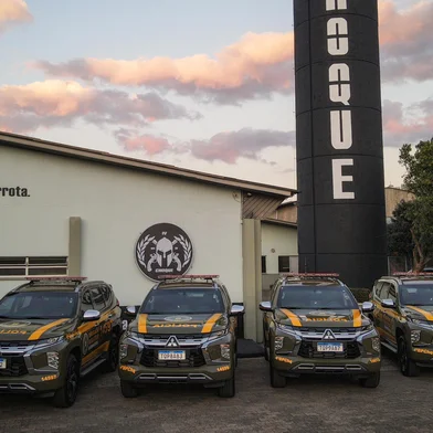 4º Batalhão de Polícia de Choque recebe quatro novas viaturas semiblindadasNa manhã desta sexta-feira, 25 de julho, o 4º Batalhão de Polícia de Choque da Brigada Militar recebeu 4 novas viaturas semiblindadas modelo Mitsubishi/Pajero Sport. A entrega foi realizada em Porto Alegre, durante a solenidade de formatura dos novos soldados da Brigada Militar.<!-- NICAID(16088309) -->