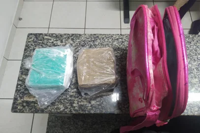 A Polícia Rodoviária Federal (PRF) prendeu uma mulher, na noite desta sexta-feira (1º),  que transportava  cocaína e crack escondidas na mochila da filha de três anos em Santiago, na Região Central. Elas estavam em um ônibus que trafegava pela BR-287.<!-- NICAID(14904490) -->