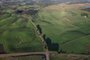 CAXIAS DO SUL, RS, BRASIL, 10/10/2023. Governo do Estado deve assumir rodovias que ligam ao Aeroporto de Vila Oliva. Prefeitura de Caxias do Sul realiza estudos e apresenta os acessos. Localidade conhecida como Tabela, local do futuro aeroporto: entroncamento da Estrada Municipal Lelio Luiz de Medeiros e Estrada Municipal Astrogildo A. Stumpf (que fazem a ligação entre Santa Lúcia do Piaí com Apanhador), com a Estrada Municipal Geraldo Dagstini (estrada Fazenda Souza), que Fazenda Souza com Vila Oliva (na foto a rodovia asfaltada). (Porthus Junior/Agência RBS)<!-- NICAID(15565783) -->