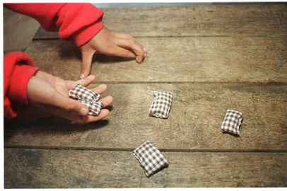 Jogos e brincadeiras de criança. Jogo das cinco marias.#PÁGINA: 37#ENVELOPE: 246727 Fonte: Especial ZH<!-- NICAID(596907) -->