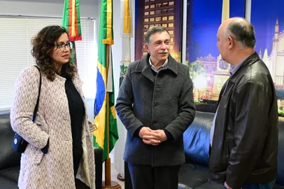 Reunião do deputado estadual Pepe Vargas (PT) e da deputada federal Denise Pessôa (PT) com o prefeito de Caxias do Sul Adiló Didomenico (PSDB) sobre a implantação de uma universidade federal do Nordeste gaúcho<!-- NICAID(15521188) -->