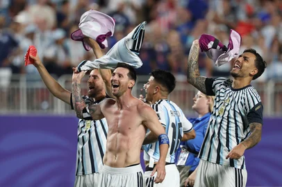 Argentina's forward #10 Lionel Messi and teammates celebrate the 3-1 victory over Switzerland at the end of the 2026 World Cup football tournament quarter-final match between Argentina and Switzerland at the Kansas City Stadium in Kansas City on July 11, 2026.  (Photo by Odd ANDERSEN / AFP)Editoria: SPOLocal: Kansas CityIndexador: ODD ANDERSENSecao: soccerFonte: AFPFotógrafo: STF<!-- NICAID(16325798) -->