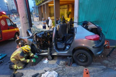 Colisão de carro com poste deixa jovem preso às ferragens, no Centro de Bento Gonçalves <!-- NICAID(15930933) -->