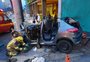 Colisão de carro com poste deixa jovem preso às ferragens, no Centro de Bento Gonçalves 