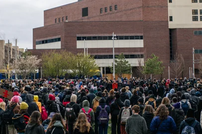 MINNEAPOLIS, MN - 19 DE ABRIL: Estudantes do ensino médio de toda Minneapolis participam de uma greve estadual em 19 de abril de 2021 em Minneapolis, Minnesota. Estudantes de escolas secundárias de Minneapolis se reuniram no U.S. Bank Stadium para se solidarizar contra a injustiça racial e homenagear as vidas de George Floyd e Daunte Wright. As declarações de encerramento estão agendadas para hoje no julgamento de Derek Chauvin. Chauvin é acusado de várias acusações de assassinato na morte de George Floyd. Brandon Bell / Getty Images / AFP (Foto de Brandon Bell / GETTY IMAGES NORTH AMERICA / Getty Images via AFP)<!-- NICAID(14761674) -->