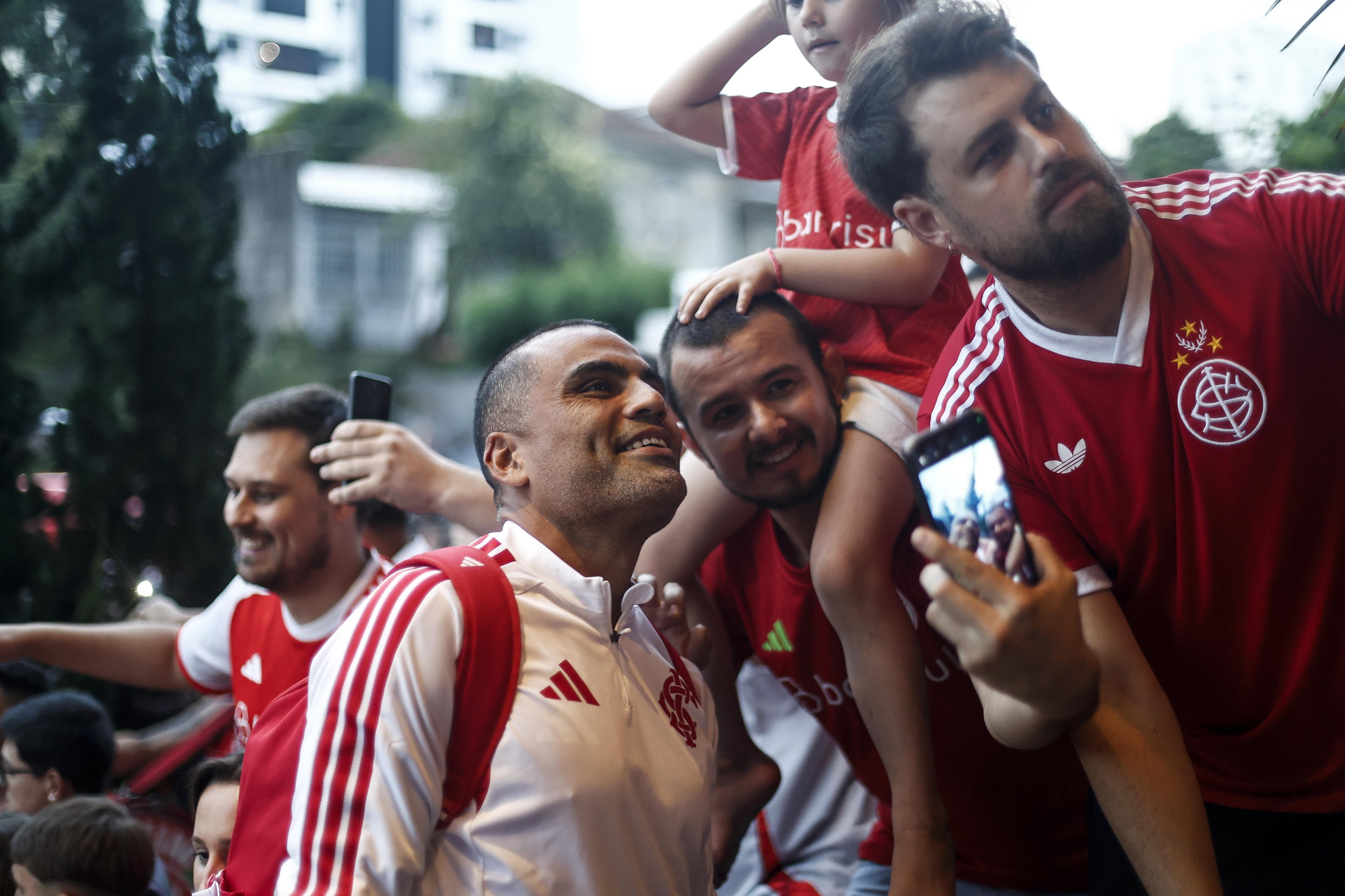 Sem Pezzolano, mas com oito titulares, Inter chega a Erechim para partida contra o Ypiranga; veja fotos e relacionados