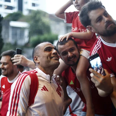 ERECHIM, RS, BRASIL, 14-02-2026: Delegação do Internacional é recepcionada por torcedores em Erechim. O colorado enfrentará o Ypiranga pela semi-final do Campeonato Gaúcho. Fotos: Duda Fortes/Agencia RBS<!-- NICAID(16225746) -->