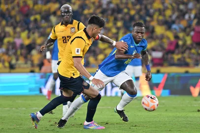 Ecuador's defender #03 Piero Hincapie (L) and Brazil's forward #10 Vinicius Jr fight for the ball during the 2026 FIFA World Cup South American qualifiers football match between Ecuador and Brazil at the Monumental Banco Pichincha stadium in Guayaquil, province of Guayas, Ecuador on June 5, 2025. (Photo by MARCOS PIN / AFP)Editoria: SPOLocal: GuayaquilIndexador: MARCOS PINSecao: soccerFonte: AFPFotógrafo: STR<!-- NICAID(16053585) -->
