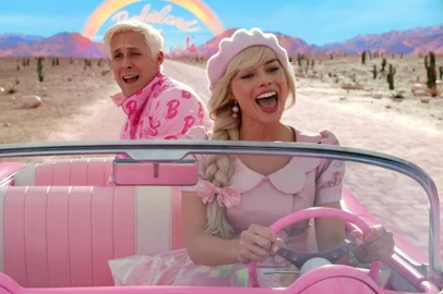 Ryan Gosling e Margot Robbie no filme Barbie (2023), de Greta Gerwig.<!-- NICAID(15484475) -->