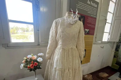 Uma exposição apresenta vestidos usados por noivas da Quarta Colônia, na região central do Estado. Guardadas com carinho pelas famílias ao longo das décadas, as peças são lembranças de casamentos da segunda metade do século 20. O visitante pode ver desde o tradicional branco até um ousado vestido vermelho.A mostra “Vestidos das Noivas da Colônia no Museu” tem como propósito valorizar e evidenciar o romantismo. Montada no Museu Histórico Geringonça, em Novo Treviso, município de Faxinal do Soturno, a exposição resgata memórias, relatos e histórias de vida.Os 10 vestidos foram usados em casamentos realizados na Quarta Colônia de Imigração Italiana, em municípios como Dona Francisca, Ivorá, Nova Palma, Agudo e São João do Polêsine. Eles retratar a identidade cultural da região. O casamento sempre foi momento de festa e reunião de famílias.Com a curadoria de Thais Danzmann Chaves, a mostra ficará aberta durante todo o mês de novembro. O museu funciona de quarta a domingo, inclusive em feriados, das 8h às 12h e das 13h às 17h. A exposição integra a programação oficial dos 150 anos da Imigração Italiana no Rio Grande do Sul.<!-- NICAID(16157834) -->