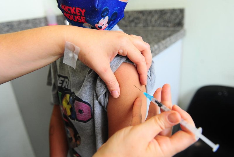 CAXIAS DO SUL, RS, BRASIL, 26/01/2022. Vacinação de crianças na UBS São Caetano, em Caxias do Sul. Imunização de crianças contra a covid-19. (Porthus Junior/Agência RBS)<!-- NICAID(14999612) -->